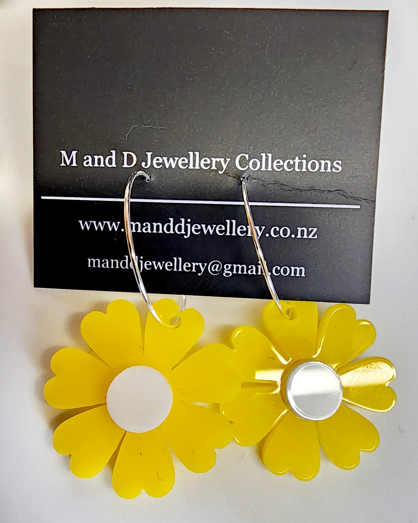Hooped little daisy earrings