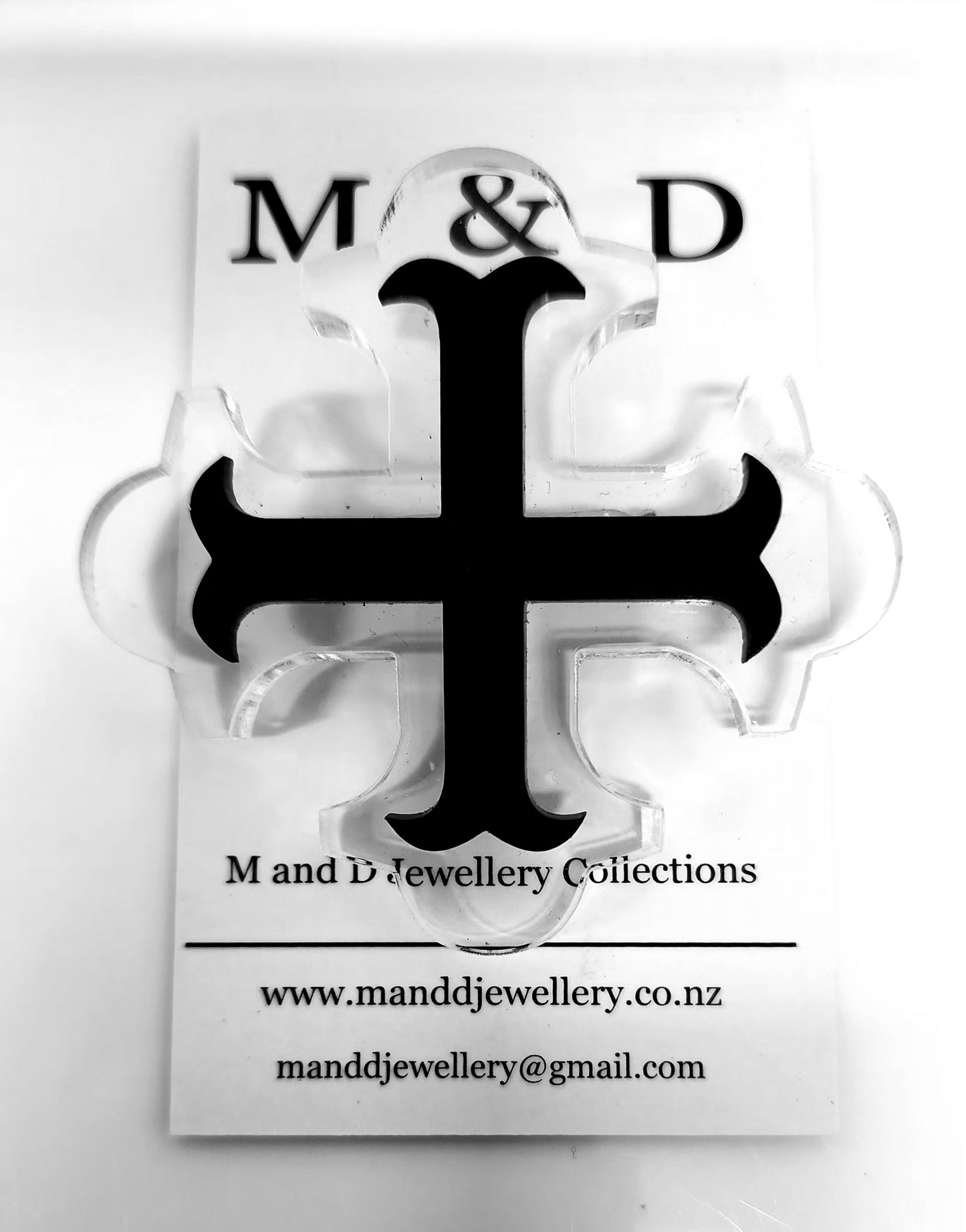 Brooch Cross Botonee with bar layer