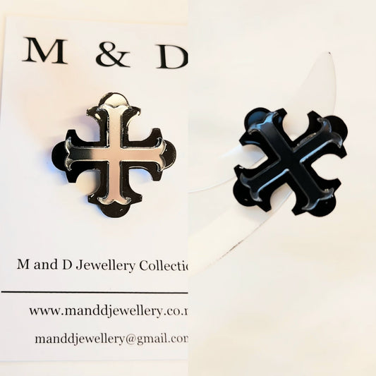 Brooch Botonee Cross with Bar layer Small.