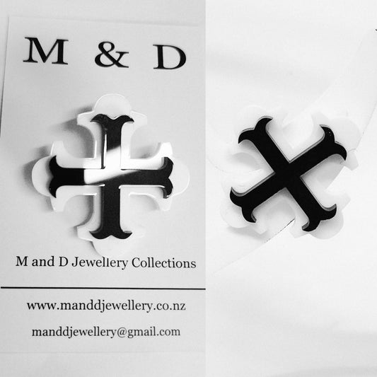 Brooch Botonee Cross with Bar layer Small.