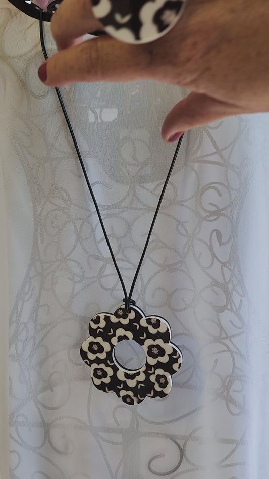 Patterned Floral Flower Power Neckllace