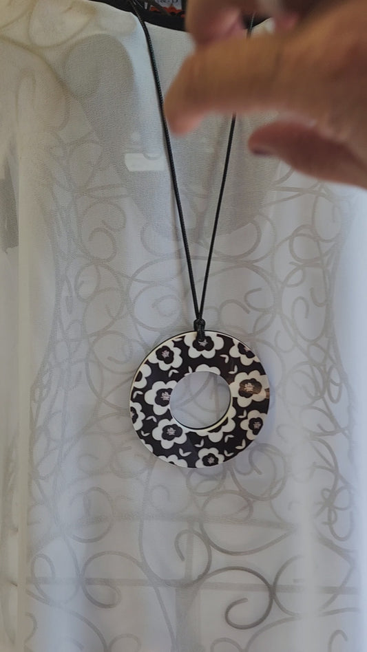 Patterned Floral Circle Necklace