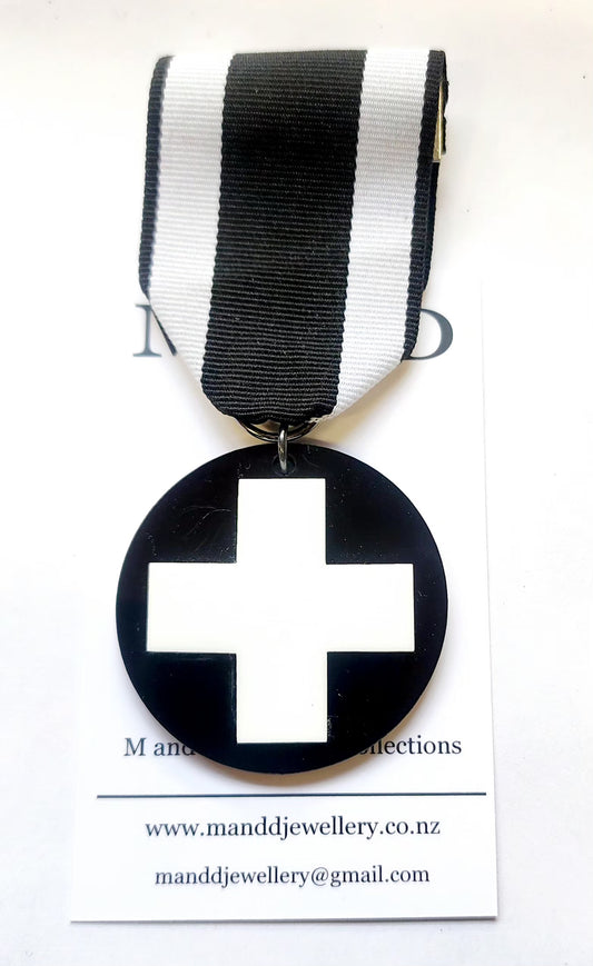 Ribbon Brooch White Black Plus Layered