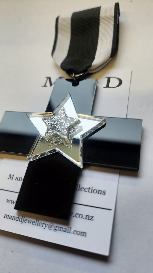 Ribbon Brooch White Black Plus Layered