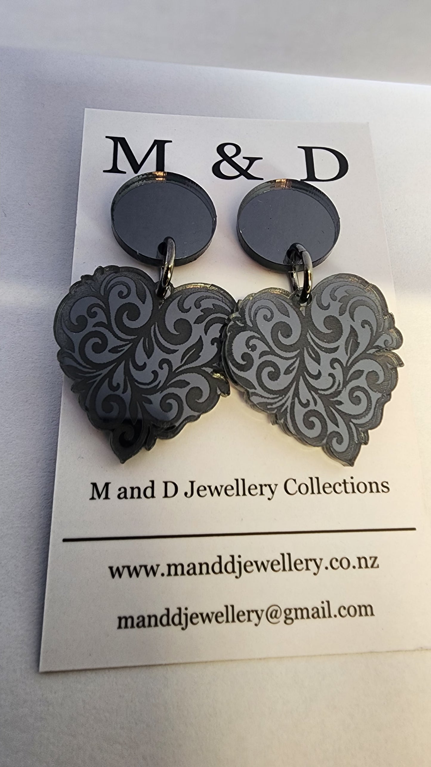 Heart Engraved Mirror Filigree Little Stud Dangle Earrings