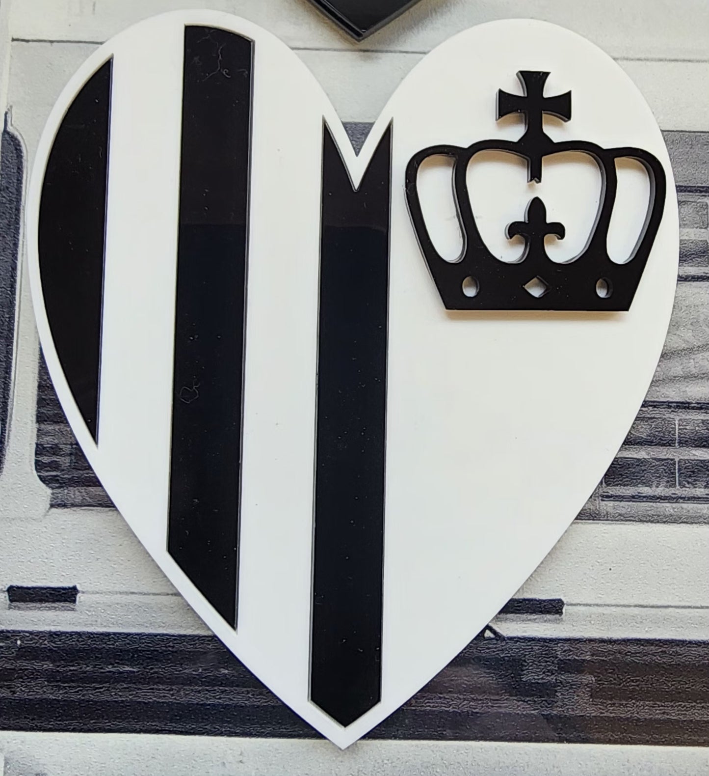 Wall Heart Stripes with Crown