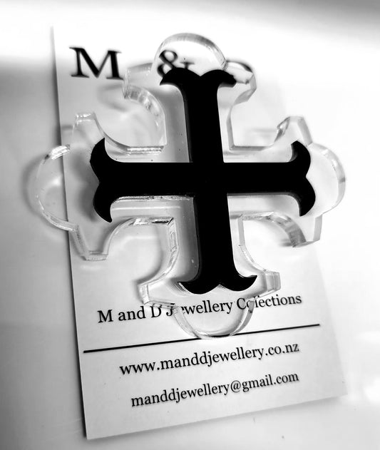 Brooch Cross Botonee with bar layer