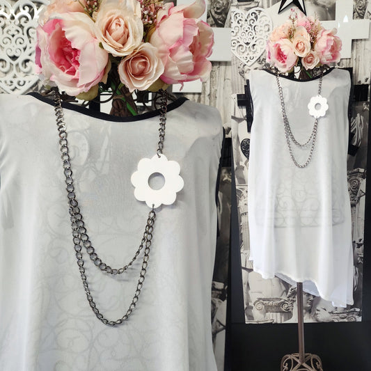 Chain Looped with Flower Feature Necklace